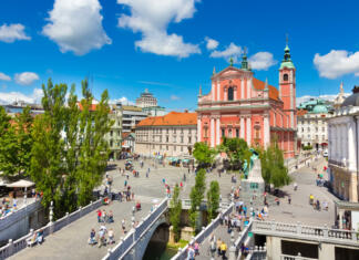 Ljubljana ali Maribor ali Koper? Romantic Ljubljana city center. River Ljubljanica, Triple Bridge - Tromostovje, Preseren square and Franciscan Church of the Annunciation. Ljubljana Slovenia Europe.