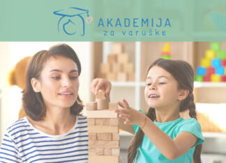 Akademija za varuške 2023 – oktober Mama in deklica se igrata