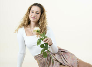 Intervju z Aljo Poharc: O študiju prehrane in Instagram profilu brunch_queen_ (1. del) Alja v roki drži belo vrtnico