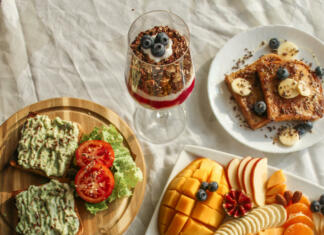 Intervju z Aljo Poharc: O ponudbi študentske prehrane, (ne)zanesljivih informacijah o prehrani in nasvetih za uravnoteženo prehrano (2. del) Trije krožniki z raznovrstno hrano (toasti z zelenjavo, sadje) in kozarec z jogurtom, granolo in jagodičevjem