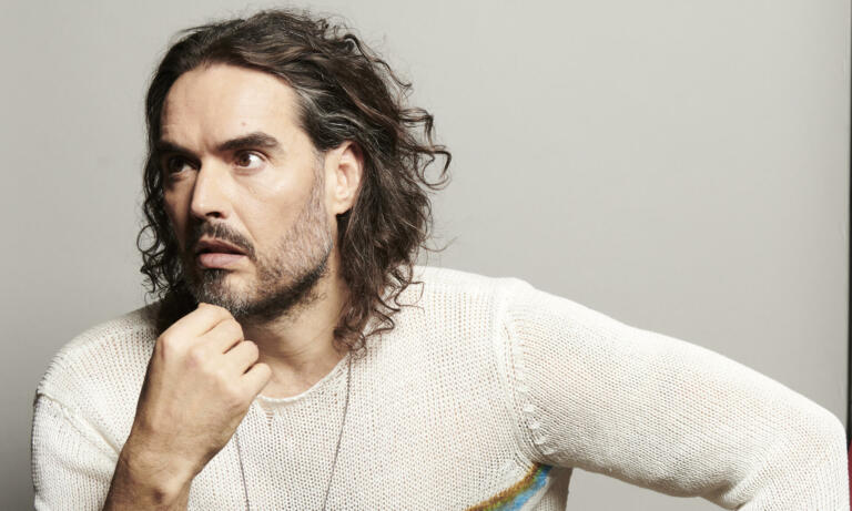Kdo je Russell Brand? Od standup komika do duhovnega in političnega vplivneža