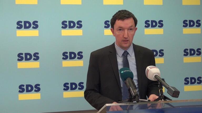 Študenti v dvomih, z ušesi zastrigli tudi pri SDS