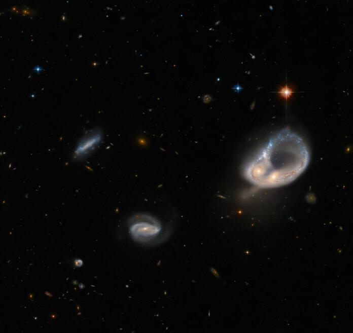 Zlitje galaksij Arp-Madore 417-391, ki ga je posnel vesoljski teleskop Hubble.