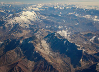 Na vrhu Andov, kjer ne bi smelo biti življenja, našli zanimiva bitja Andes Mountains (Cordillera de los Andes) viewed from an airplane window, near Santiago, Chile.