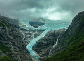 Norveški ledeniki bi lahko izginili do leta 2100! Kakšne bi bile posledice? Brikesdal Glacier (Briksdalsbreen) one of the best known arms of the Jostedalsbreen glacier, located in Stryn, Vestland county, Norway