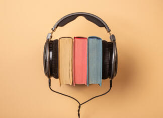 Brezplačne avdio knjige: Projekt Gutenberg ponuja prihodnost headphones on books, audiobooks concept