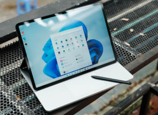 Ujemi zadnji trenutek za brezplačno licenčno posodobitev na Windows 10 ali 11 Ho Chi Minh city, Vietnam - June 2023. Surfae Laptop Studio photos for editorial use only.