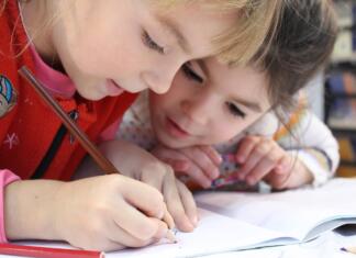 Odobrili 7 milijonov za projekt vključevanja otrok priseljencev v slovenski sistem kids, girls, writing