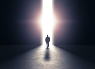 Ali ob oživljanju vidimo, kaj se zgodi z nami po smrti? Man walking towards light concept. 3d rendering