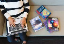 Ali BookTok uničuje književnost ali je mladim vrnil veselje do branja? Person using macbook pro on person s lap