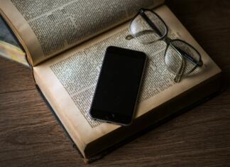 Kakšna je prihodnost izobraževanja? phone, screen, technology