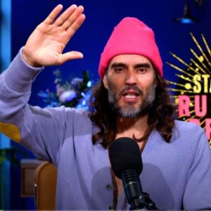 Russell Brand za mikrofonom