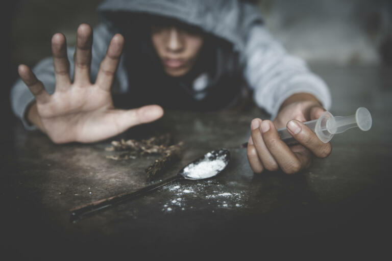Zombi droga, ki mesta spreminja v mesta duhov