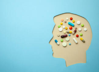 Poleg kofeina so TO najbolj učinkoviti dodatki za izboljšanje možganskih sposobnosti The profile of man and in his head lot of pills. Headache treatment.