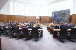 Državni zbor potrdil uskladitev socialnih transferjev z inflacijo v letu 2024