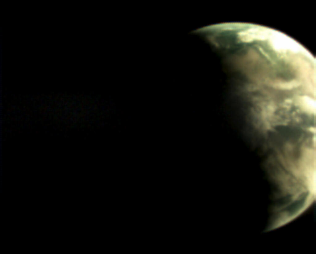Prvi posnetek Zemlje skozi objektiv kamere v velikosti 2 mm