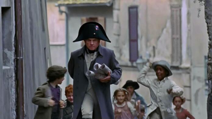 Ian Holm v vlogi Napoleona v filmu Cesarjeva nova oblačila