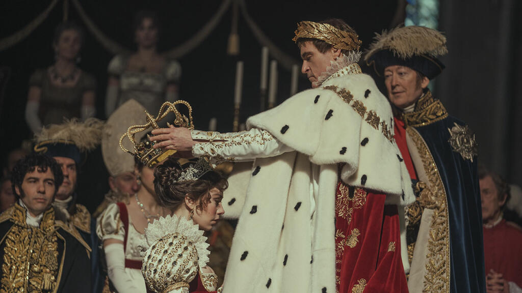 Napoleon (Joaquin Phoenix) in Josephine (Vanessa Kirby) med kronanjem