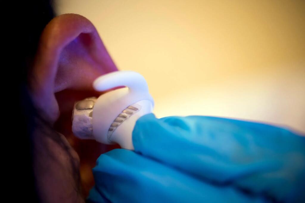 Slušalke so vstavljene v ušesni kanal, kjer lahko zbirajo znoj in zaznavajo električno aktivnost možganov