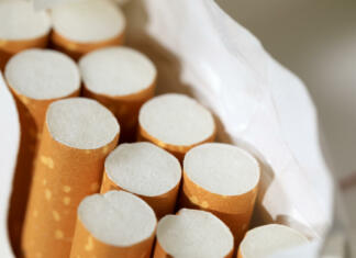 Strašna novica za kadilce in ljubitelje tobačnih izdelkov A pack of cigarettes is open and there are several cigarettes in an already incomplete pack. These are filter cigarettes.