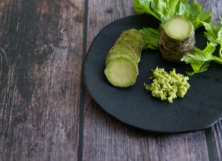 Razkrita velika skrivnost wasabija! Zakaj wasabi, ki ga dobiš pri sušiju, ni pravi? A plate of Japanese horseradish or wasabi on a wooden table