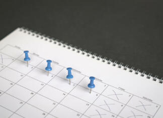 Roki, na katere moraš biti najbolj pozoren pri vpisu! Blue pins on four days in a week on a calendar. Friday, Saturday and Sunday crossed out. Four day work week concept.