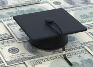 Na voljo štipendija za študij na luksuzni univerzi v ZDA College tuition cost, student loan, scholarship in USA. University graduate cap on American dollars money background. Education budget. 3d illustration