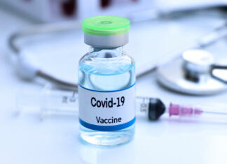 Smo končno ugotovili, kaj je bilo narobe s cepivom za Covid-19? Covid-19 vaccine in a vial, immunization and treatment of infection, vaccine used for disease prevention