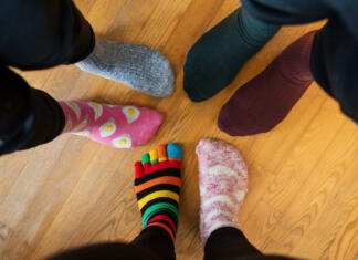 Kako prepoznate milenijca? Poglejte njegove zokne Funny family legs in mismatched socks. Social networks photo for World Down Syndrome Day, March 21