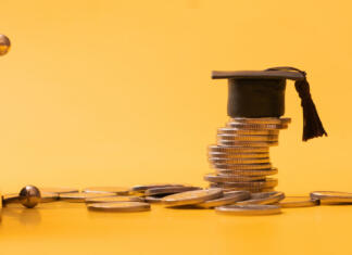 Brez te veščine je prihodnost pod vprašajem Graduated cap with coins and wallet fragment on orange background. Financial literacy concept.