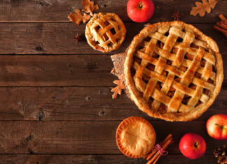 Nasveti za najbolj slastne pite Homemade autumn apple pie corner border. Top view table scene over a rustic wood background with copy space.