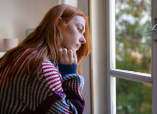 Sezonsko depresijo lahko uspešno premagamo Lonely young woman feeling alone and negative emotion