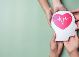 Možganska kap in prednosti terapij na domu za čim boljše okrevanje Roke držijo maketo glave, v katerem je narisano srce