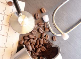 Ali me naj skrbi, da bom zaradi vročega napitka zbolel za rakom? Pitje kave povzroča raka, je v tem kaj resnice?