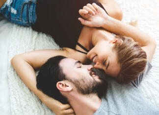Tantra beyond screens: mladi, užitek in gradnja resničnih odnosov brez pornografskih vplivov Passionate woman gently kissing man on with romantic kiss.desire lying on bed, young tender lover enjoys touching soft skin of sensual sexy lady moaning having sex.