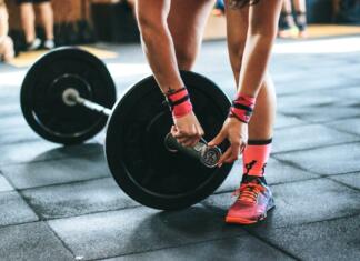 Katere pozitivne učinke na zdravje prinaša vadba za moč? Person holding black barbell