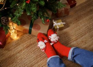 4 ideje za izvirna in denarnici prijazna decembrska darila Person wearing red christmas socks