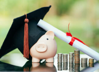 Šolnine za slovenske študente na College of Europe za leto 2024/25 piggy bank With Graduation Cap on black glass floor,Money saving concept.