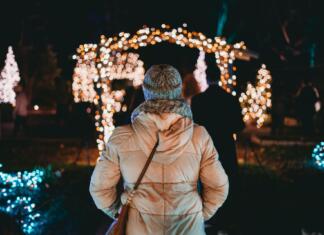 V kateri slovenski kraj se splača iti pogledat praznične lučke? ženska opazuje praznično okrasitev