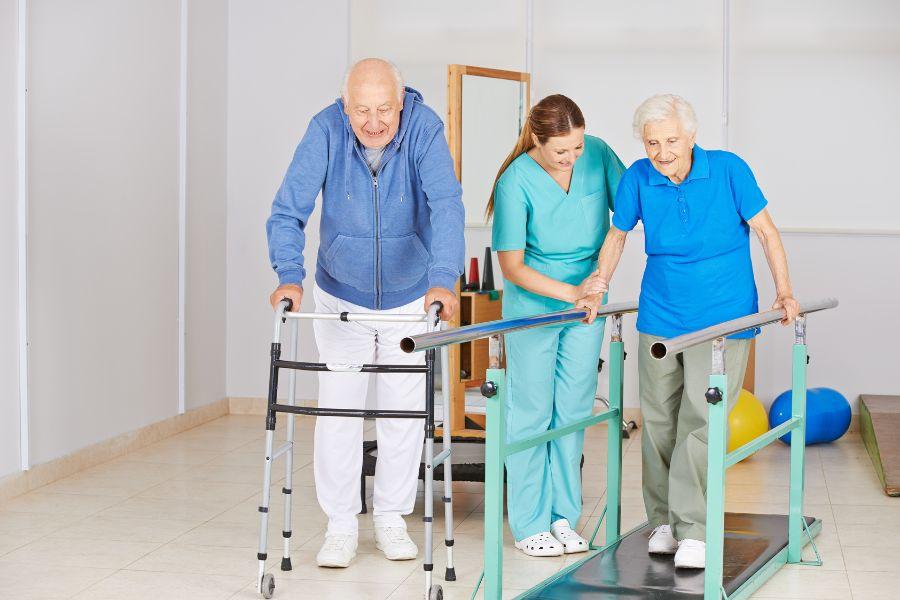 Fizioterapevtka pomaga starejšemu paru pri hoji