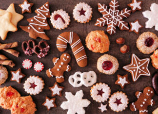 3 najboljši recepti za božične piškote Variety of Christmas cookies and sweets. Top view over a dark stone background. Holiday baking concept.
