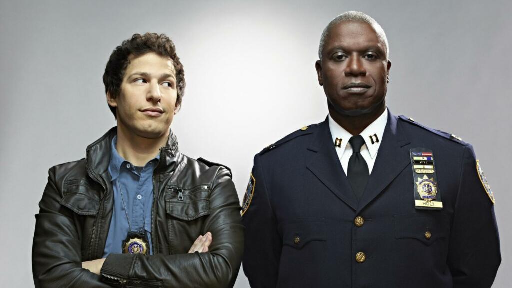 Andre Braugher kot cpt. Raymond Holt ob Andyju Sambergu v seriji Brooklyn Nine-Nine