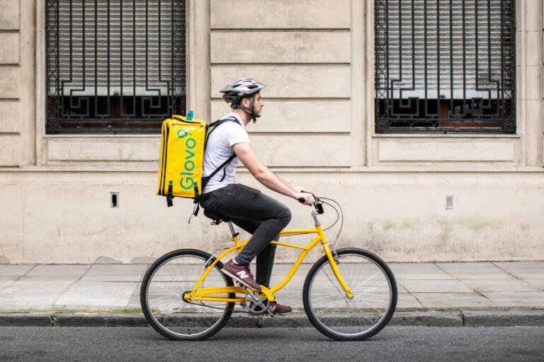 Glovo po prvem letu delovanja programa Zaveze dostavljavcem v Sloveniji pripravlja nove ugodnosti