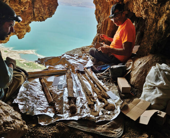 Najdba mečev v izraelski jami