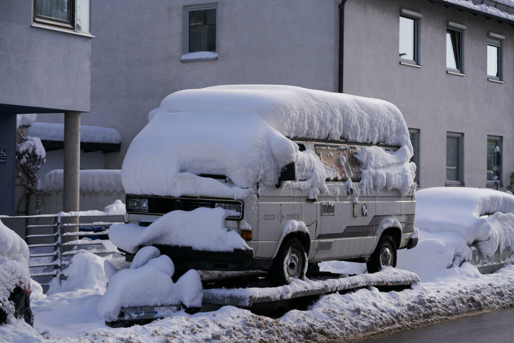 Star kombi, ki je popolnoma zasnežen