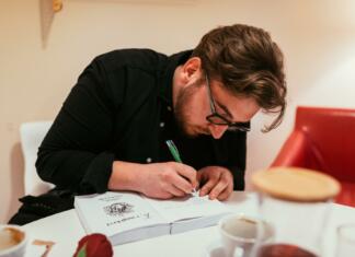 (INTERVJU) Žiga Kastelic: »Bralci so zelo pametni, hitro ugotovijo, kaj je res in kaj ni« Žiga Kastelic, avtor knjige Ti, v moji krvi in Premlad, da bi umrl star