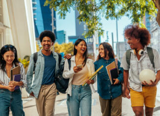 5 korakov do študija v tujini A group of young stylish students are walking together on the city streets having fun together.