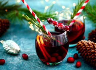 Praznični koktejli, ki si jih letos moraš privoščiti: Recepti, ki navdušujejo Christmas punch on a winter table, front view, festive warming alcohol concept