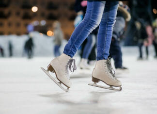 Mariborski študenti, december prinaša zastonj aktivnost! Girl on the figured skates at opened skating rink. Russia.