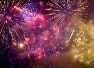 Se da v novo leto vstopiti tudi brez ognjemeta? Purple Firework celebrate anniversary happy new year 2023, 4th of july holiday festival. Purple firework in night time celebrate national holiday. Violet firework Countdown to new year 2023 festival